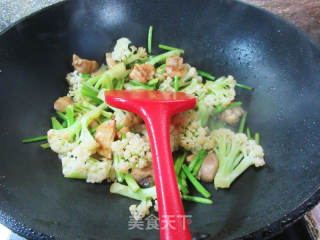 芹菜花菜炒鸡腿肉丁的做法步骤：10