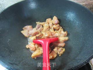 芹菜花菜炒鸡腿肉丁的做法步骤：9
