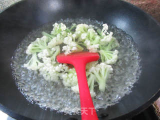 芹菜花菜炒鸡腿肉丁的做法步骤：8