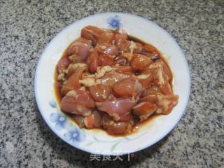 芹菜花菜炒鸡腿肉丁的做法步骤：7
