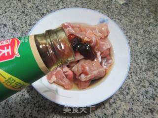 芹菜花菜炒鸡腿肉丁的做法步骤：5