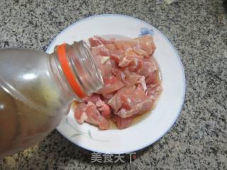 芹菜花菜炒鸡腿肉丁的做法步骤：3