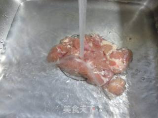 芹菜花菜炒鸡腿肉丁的做法步骤：2