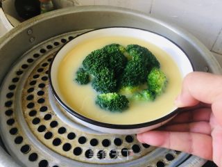 西兰花蒸蛋羹的做法步骤：3