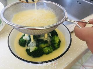 西兰花蒸蛋羹的做法步骤：2