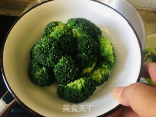 西兰花蒸蛋羹的做法步骤：1