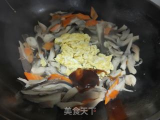 蘑菇炒鸡蛋的做法步骤：9
