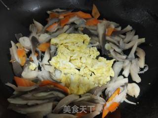 蘑菇炒鸡蛋的做法步骤：8