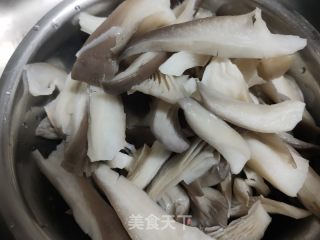 蘑菇炒鸡蛋的做法步骤：1
