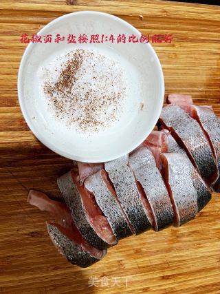椒盐虹鳟鱼的做法步骤：3