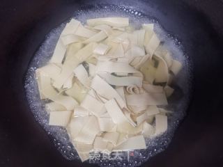 白菜烧豆皮的做法步骤：2