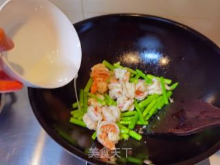 芦笋炒虾仁的做法步骤：13