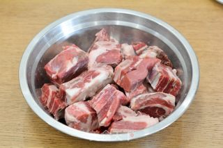 牛仔骨炖豆腐结的做法步骤：1