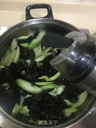 黑木耳炒芹菜的做法步骤：7