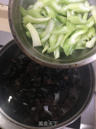 黑木耳炒芹菜的做法步骤：6