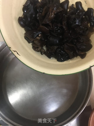 黑木耳炒芹菜的做法步骤：4