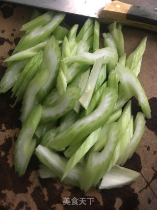 黑木耳炒芹菜的做法步骤：3
