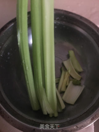 黑木耳炒芹菜的做法步骤：2