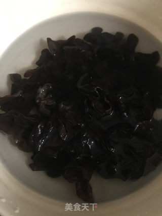 黑木耳炒芹菜的做法步骤：1