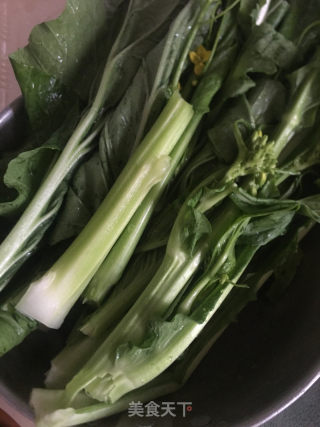 鸡汤浸迟菜心的做法步骤：1