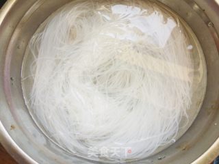 蒜蓉粉丝蒸扇贝的做法步骤：1