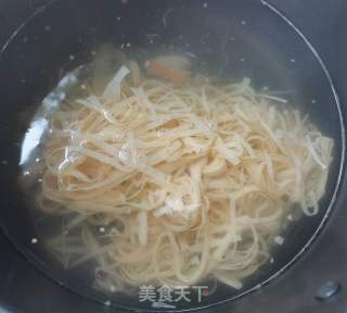 素菜~凉拌菠菜豆皮金针菇的做法步骤：2