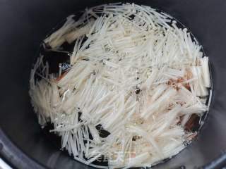 素菜~凉拌菠菜豆皮金针菇的做法步骤：1