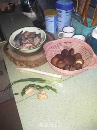 砂锅炖鸡的做法步骤：1