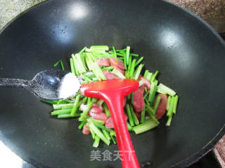 烤肠炒芹菜的做法步骤：7