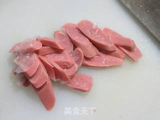 烤肠炒芹菜的做法步骤：2