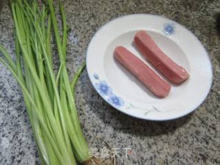烤肠炒芹菜的做法步骤：1