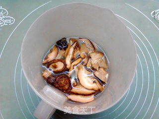 饺子皮版腊肉蘑菇烧麦的做法步骤：2