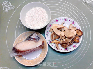 饺子皮版腊肉蘑菇烧麦的做法步骤：1