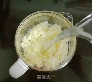 银耳酒酿雪梨甜汤的做法步骤：6