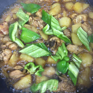 青椒土豆烧鸡腿的做法步骤：8