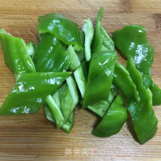 青椒土豆烧鸡腿的做法步骤：3