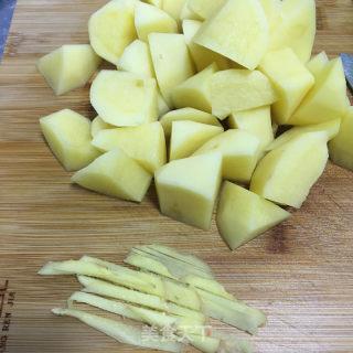青椒土豆烧鸡腿的做法步骤：2