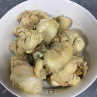 青椒土豆烧鸡腿的做法步骤：1