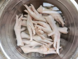 柠檬泡椒脱骨鸡爪的做法步骤：2