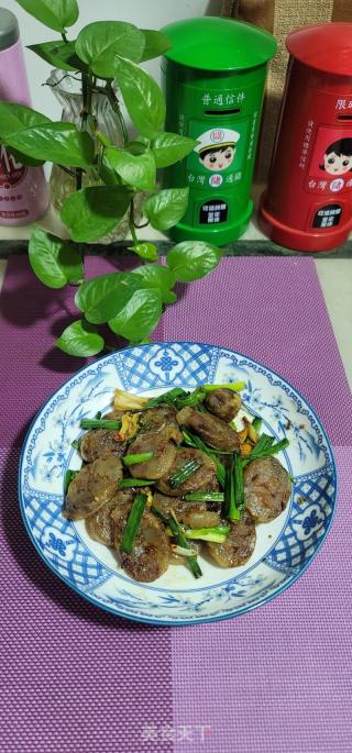 青蒜炒麻辣肠的做法步骤：6