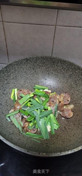 青蒜炒麻辣肠的做法步骤：4