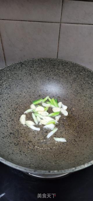 青蒜炒麻辣肠的做法步骤：3