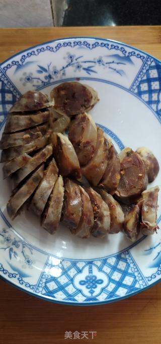 青蒜炒麻辣肠的做法步骤：1