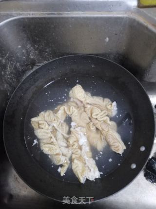 爆炒肥肠的做法步骤：2