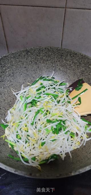 韭菜炒绿豆芽的做法步骤：6