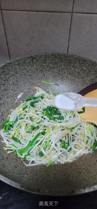 韭菜炒绿豆芽的做法步骤：5