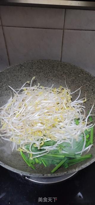 韭菜炒绿豆芽的做法步骤：4