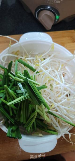 韭菜炒绿豆芽的做法步骤：1