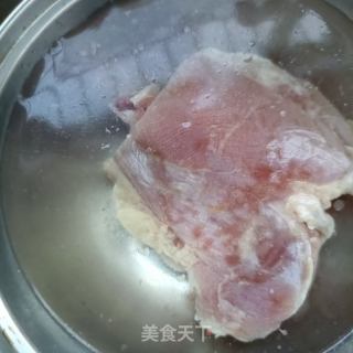 腊兔腿蒸土豆的做法步骤：1