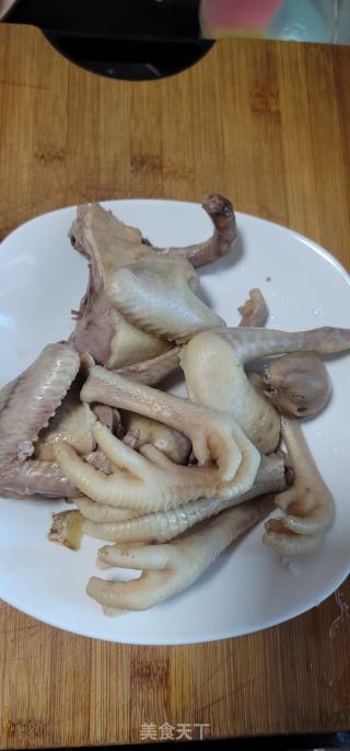 桂圆红枣鸽子汤的做法步骤：1